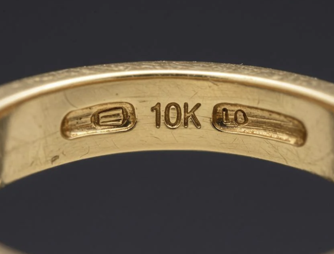 10K stempel i ring med hallmarks