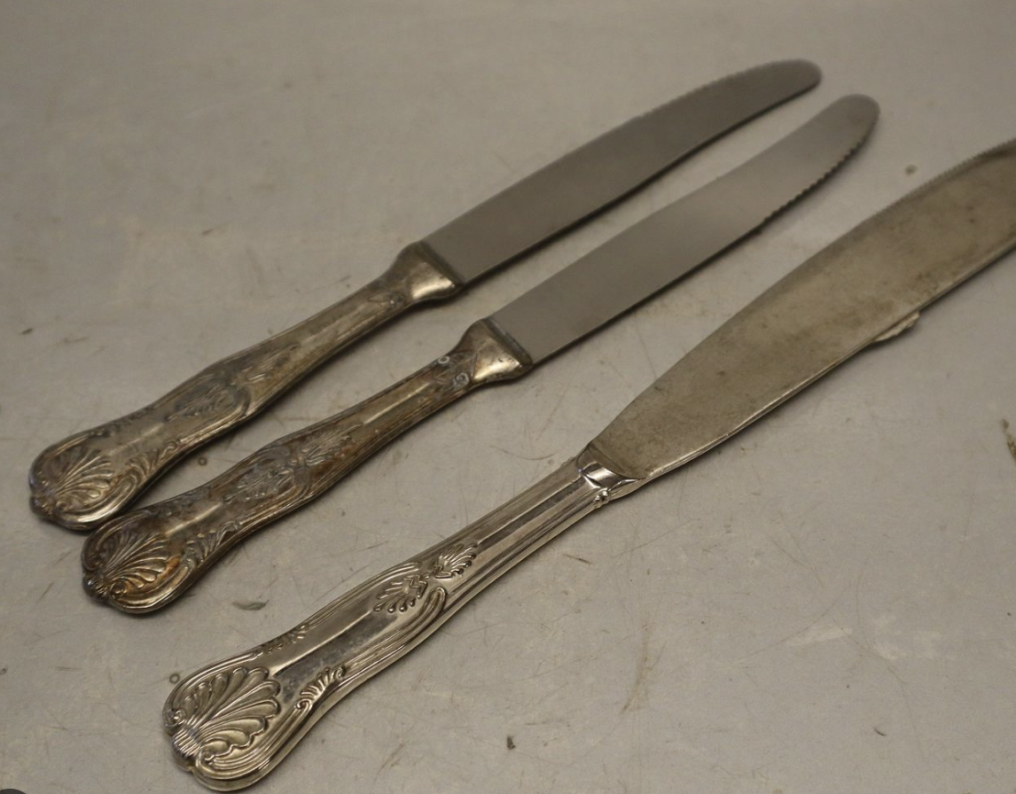 Knive med ornamenteret sølvhåndtag