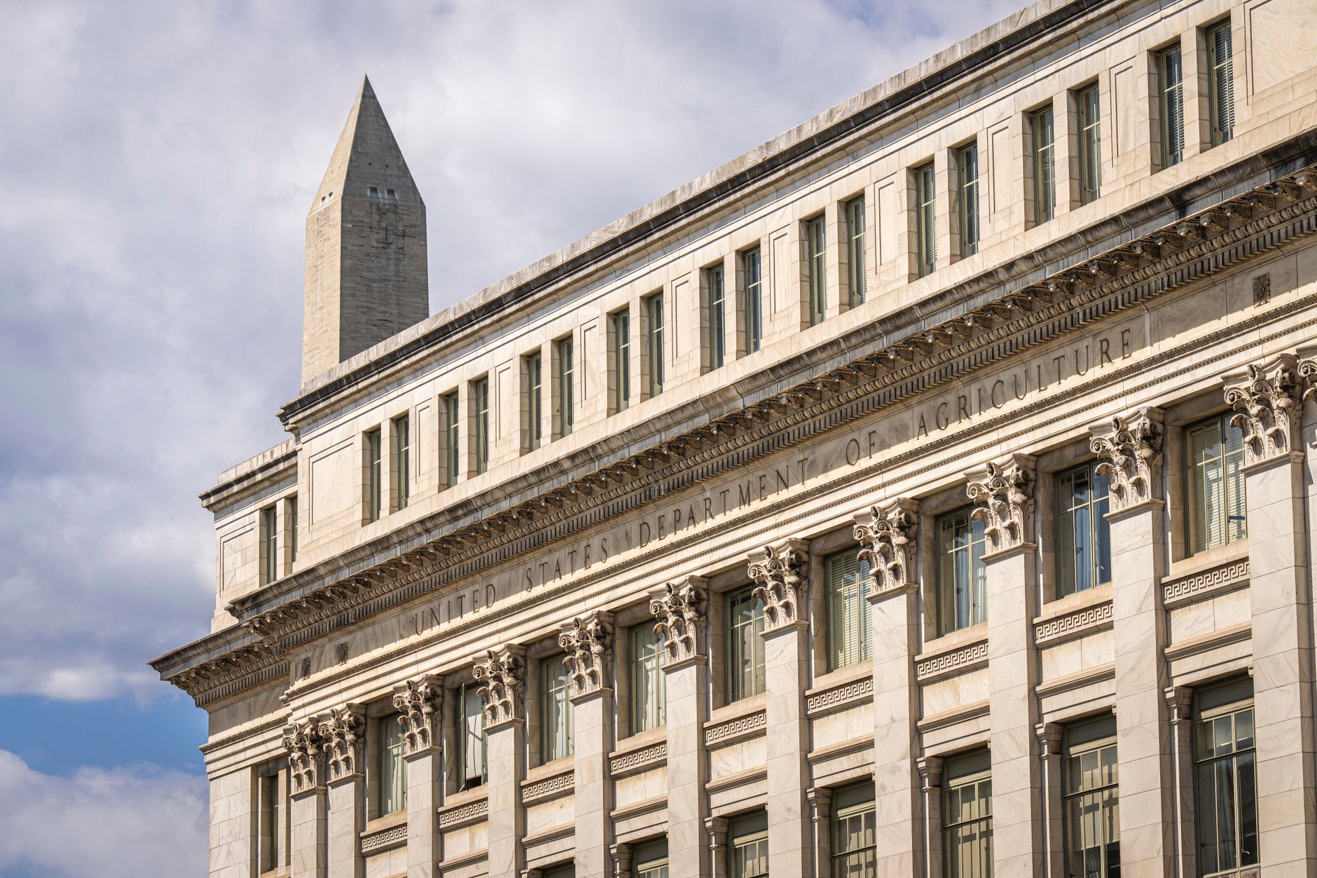 Den amerikanske centralbanks hovedbygning i Washington D.C., fotograferet udefra i dagslys.