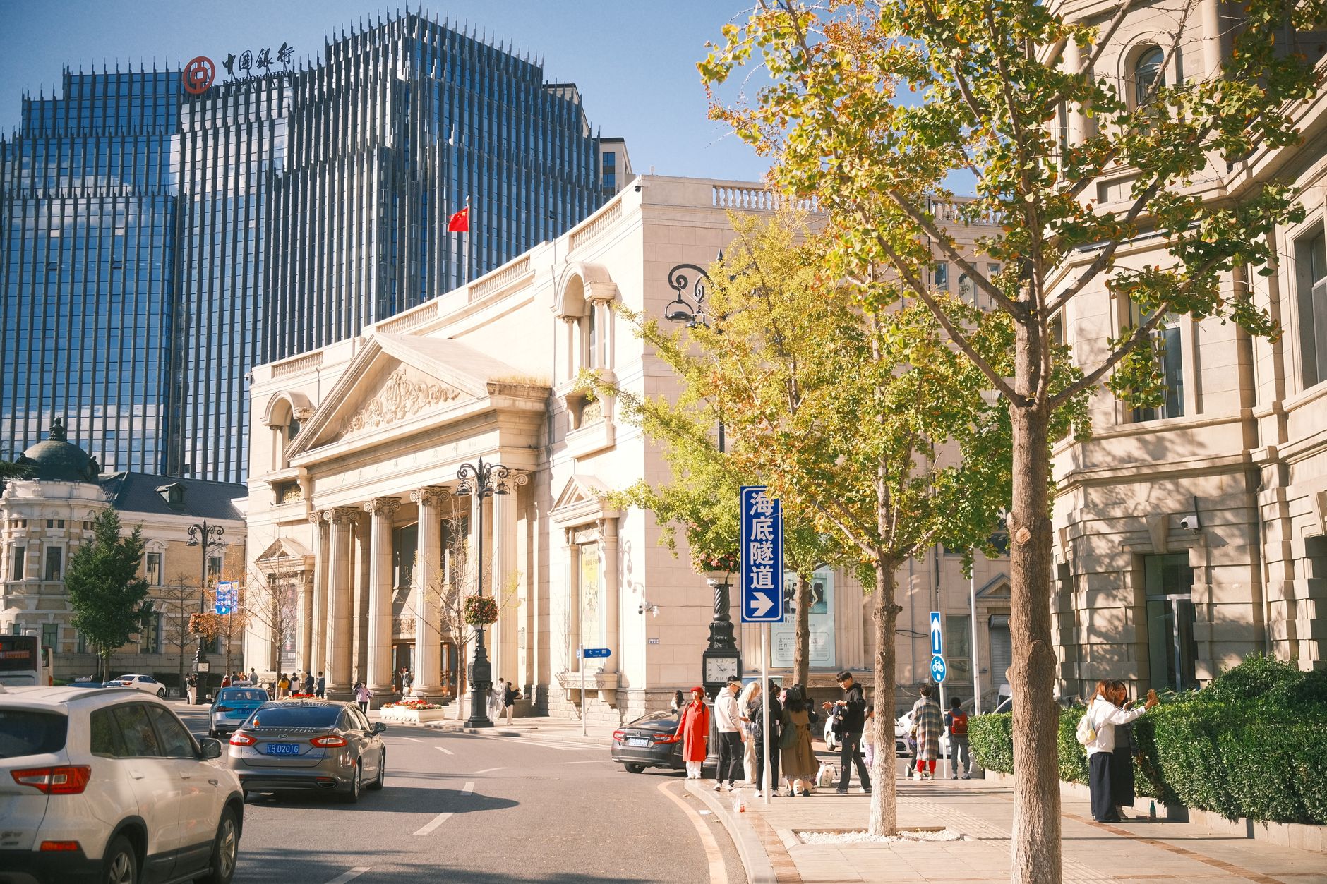Facaden på People's Bank of Chinas hovedkvarter i Beijing set fra gaden.